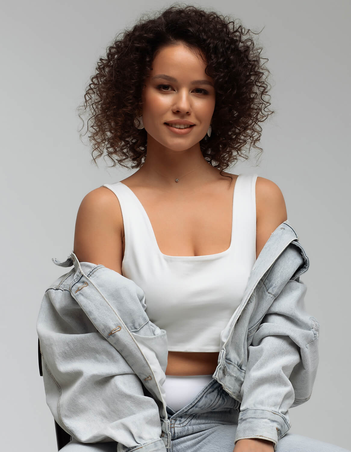 Short white sleeve less sando